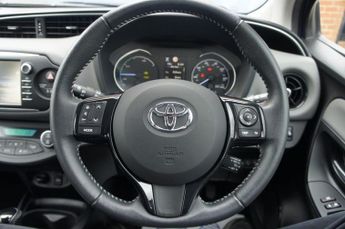 TOYOTA YARIS 1.5 VVT-h Icon Tech Hatchback 5dr Petrol Hybrid E-CVT Euro 6 (s/
