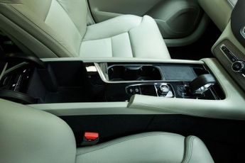 VOLVO XC90 2.0 B5 MHEV Plus SUV 5dr Petrol Hybrid Auto 4WD Euro 6 (s/s) (25