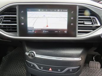 PEUGEOT 308 1.2 PureTech Allure Hatchback 5dr Petrol EAT Euro 6 (s/s) (130 p