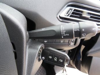 PEUGEOT 308 1.2 PureTech Allure Hatchback 5dr Petrol EAT Euro 6 (s/s) (130 p