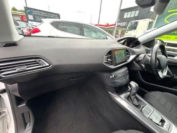 PEUGEOT 308 SW 1.2 PureTech Allure Estate 5dr Petrol EAT Euro 6 (s/s) (130 ps)