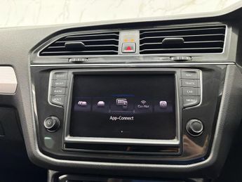 VOLKSWAGEN TIGUAN 2.0 TDI BlueMotion Tech SE Navigation SUV 5dr Diesel DSG 4Motion