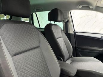 VOLKSWAGEN TIGUAN 2.0 TDI BlueMotion Tech SE Navigation SUV 5dr Diesel DSG 4Motion