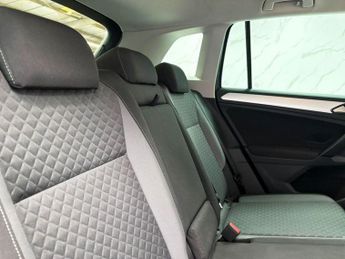VOLKSWAGEN TIGUAN 2.0 TDI BlueMotion Tech SE Navigation SUV 5dr Diesel DSG 4Motion