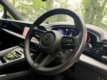 PORSCHE MACAN 100kWh Turbo SUV 5dr Electric Auto 4WD (639 ps)