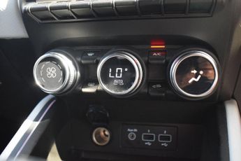RENAULT CLIO 1.6 E-TECH Techno Hatchback 5dr Petrol Hybrid Auto Euro 6 (s/s) 