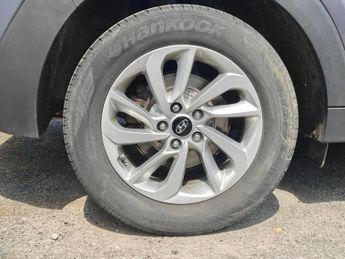 HYUNDAI TUCSON 2.0 CRDi SE Nav SUV 5dr Diesel Auto 4WD Euro 6 (136 ps)