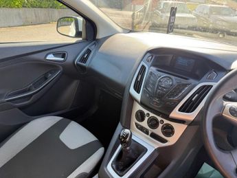 FORD FOCUS 1.6 Zetec Hatchback 5dr Petrol Manual Euro 5 (105 ps)