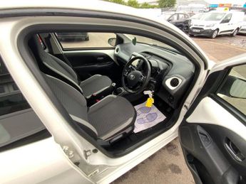 TOYOTA AYGO 1.0 VVT-i x-play Hatchback 5dr Petrol Manual Euro 6 (71 ps)