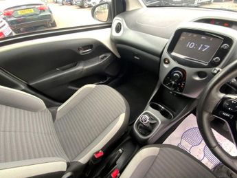 TOYOTA AYGO 1.0 VVT-i x-play Hatchback 5dr Petrol Manual Euro 6 (71 ps)
