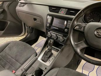 SKODA OCTAVIA 1.6 TDI Elegance Estate 5dr Diesel DSG Euro 5 (s/s) (105 ps)