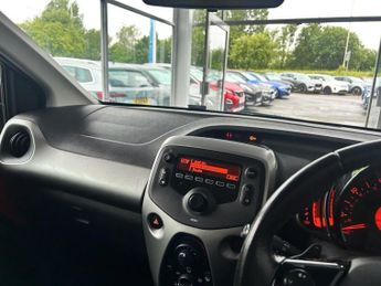 TOYOTA AYGO 1.0 VVT-i x-play Hatchback 5dr Petrol x-shift Euro 6 (68 ps) 1 F