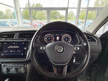 VOLKSWAGEN TIGUAN 2.0 TDI SEL SUV 5dr Diesel DSG 4Motion Euro 6 (s/s) (190 ps)