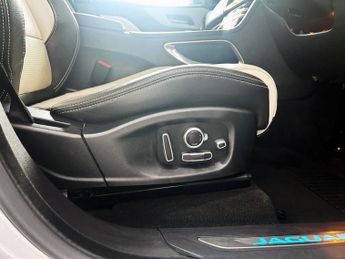 JAGUAR F-PACE 2.0 D240 R-Sport SUV 5dr Diesel Auto AWD Euro 6 (s/s) (240 ps) J