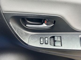TOYOTA YARIS 1.5 VVT-i Icon Tech Hatchback 5dr Petrol Manual Euro 6 (111 ps)