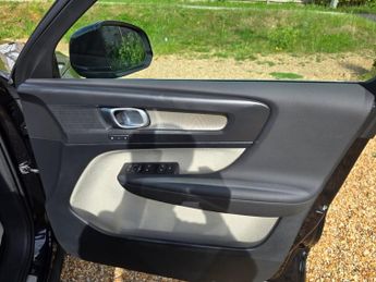 VOLVO XC40 2.0 D3 Inscription SUV 5dr Diesel Auto AWD Euro 6 (s/s) (150 ps)