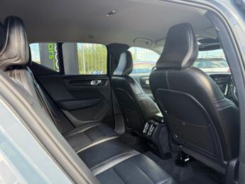 VOLVO XC40 2.0 T4 Inscription SUV 5dr Petrol Auto Euro 6 (s/s) (190 ps)