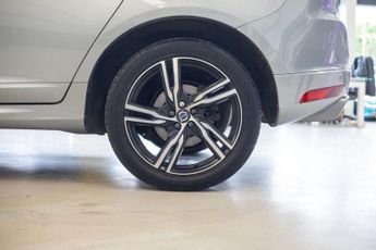 VOLVO XC60 2.4 D4 R-Design Lux Nav SUV 5dr Diesel Auto AWD Euro 6 (s/s) (19