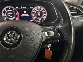 VOLKSWAGEN TIGUAN 2.0 TDI SEL SUV 5dr Diesel DSG 4Motion Euro 6 (s/s) (150 ps)