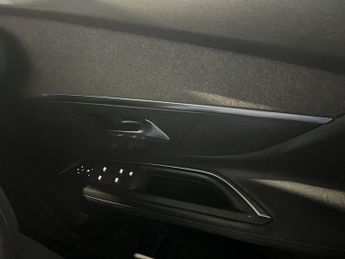 PEUGEOT 5008 1.2 PureTech Allure SUV 5dr Petrol EAT Euro 6 (s/s) (130 ps)