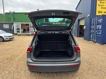 VOLKSWAGEN TIGUAN 2.0 TDI SE Navigation SUV 5dr Diesel DSG Euro 6 (s/s) (150 ps)