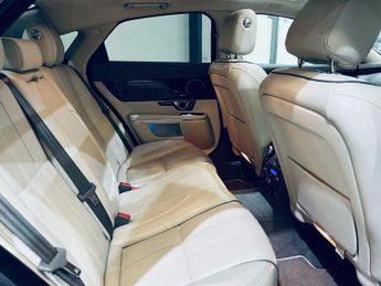 JAGUAR XJ 3.0d V6 Portfolio Saloon 4dr Diesel Auto Euro 5 (s/s) (275 ps)