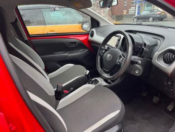 TOYOTA AYGO 1.0 VVT-i x-play Hatchback 5dr Petrol Manual Euro 5 Euro 5 (68 p