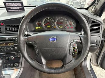 VOLVO XC70 2.4 D5 SE Lux Estate 5dr Diesel Geartronic AWD (224 g/km, 182 bh