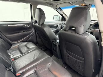 VOLVO XC70 2.4 D5 SE Lux Estate 5dr Diesel Geartronic AWD (224 g/km, 182 bh
