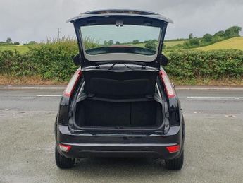 FORD FOCUS 1.6 Zetec Hatchback 5dr Petrol Manual (161 g/km, 99 bhp)