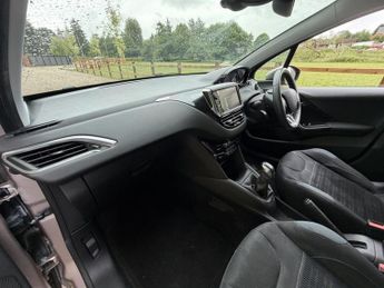PEUGEOT 208 1.4 HDi Allure Hatchback 5dr Diesel Manual Euro 5 (70 ps)