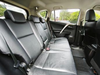 TOYOTA RAV4 2.2 D-CAT Invincible SUV 5dr Diesel Auto 4WD Euro 5 (150 ps)