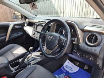 TOYOTA RAV4 2.2 D-CAT Invincible SUV 5dr Diesel Auto 4WD Euro 5 (150 ps)