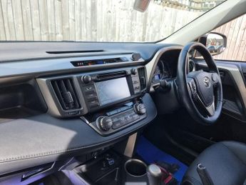 TOYOTA RAV4 2.2 D-CAT Invincible SUV 5dr Diesel Auto 4WD Euro 5 (150 ps)
