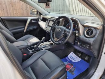 TOYOTA RAV4 2.2 D-CAT Invincible SUV 5dr Diesel Auto 4WD Euro 5 (150 ps)