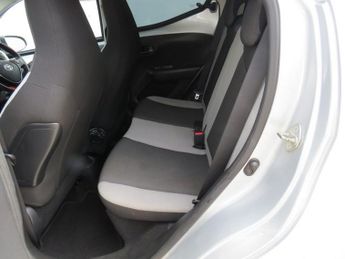TOYOTA AYGO 1.0 VVT-i x-play Hatchback 5dr Petrol x-shift Euro 6 (68 ps)
