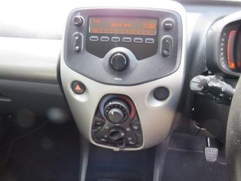 TOYOTA AYGO 1.0 VVT-i x-play Hatchback 5dr Petrol x-shift Euro 6 (68 ps)