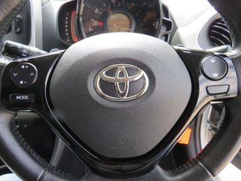TOYOTA AYGO 1.0 VVT-i x-play Hatchback 5dr Petrol x-shift Euro 6 (68 ps)
