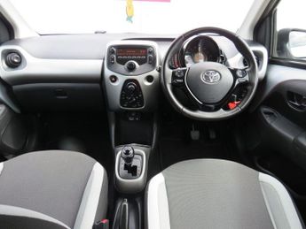 TOYOTA AYGO 1.0 VVT-i x-play Hatchback 5dr Petrol x-shift Euro 6 (68 ps)