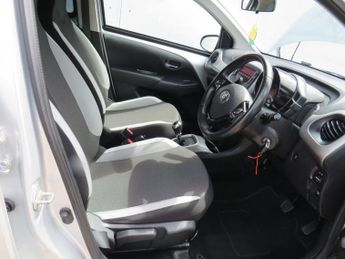 TOYOTA AYGO 1.0 VVT-i x-play Hatchback 5dr Petrol x-shift Euro 6 (68 ps)