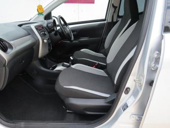 TOYOTA AYGO 1.0 VVT-i x-play Hatchback 5dr Petrol x-shift Euro 6 (68 ps)