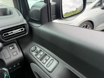 PEUGEOT e-Rifter 52kWh GT Standard MPV 5dr Electric Auto (7.4kW Charger) (136 ps)