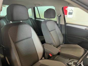 VOLKSWAGEN TIGUAN 2.0 TDI BlueMotion Tech SE Navigation SUV 5dr Diesel DSG 4Motion