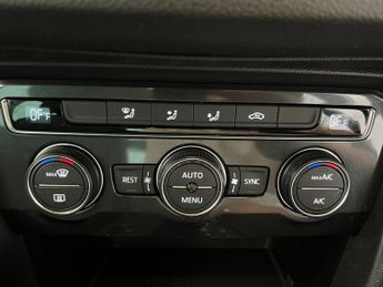 VOLKSWAGEN TIGUAN 2.0 TDI BlueMotion Tech SE Navigation SUV 5dr Diesel DSG 4Motion