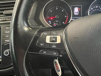 VOLKSWAGEN TIGUAN 2.0 TDI BlueMotion Tech SE Navigation SUV 5dr Diesel DSG 4Motion