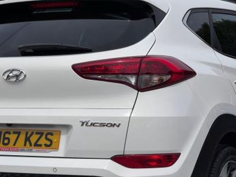 HYUNDAI TUCSON 1.7 CRDi Blue Drive Premium SE [Pan Roof] 5dr - AUTO!