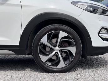 HYUNDAI TUCSON 1.7 CRDi Blue Drive Premium SE [Pan Roof] 5dr - AUTO!