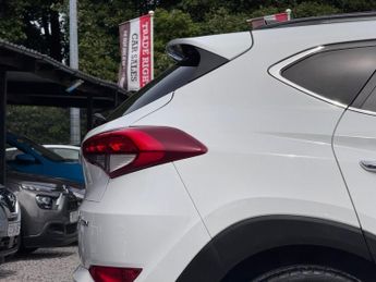 HYUNDAI TUCSON 1.7 CRDi Blue Drive Premium SE [Pan Roof] 5dr - AUTO!