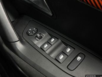 PEUGEOT E-2008 50kWh Active Premium SUV 5dr Electric Auto (136 ps)