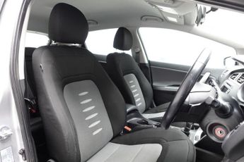 KIA CEED 1.6 CRDi 2 Hatchback 5dr Diesel Auto Euro 5 (126 bhp)